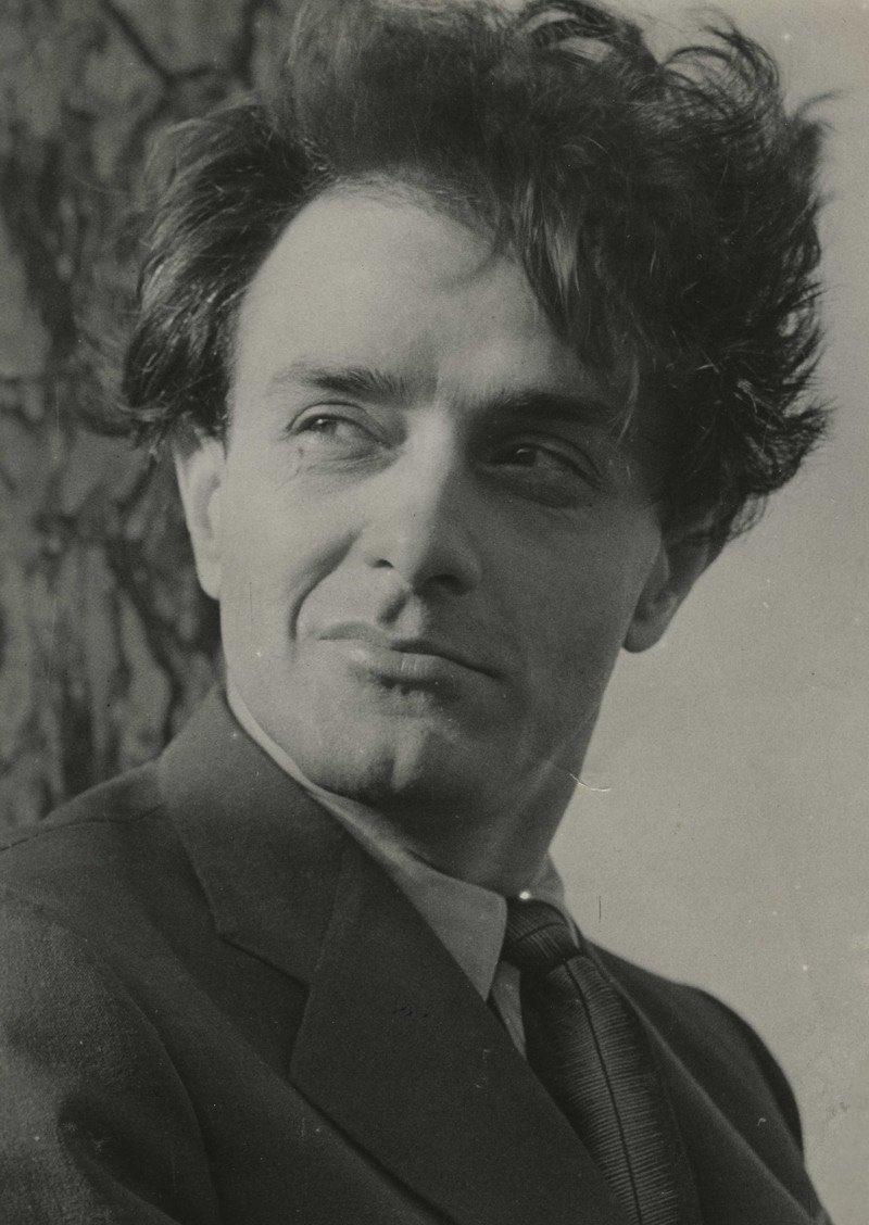 "Bunca yıl sönmemiş umudum
Nisan değilse mayıs
Perşembe değilse pazar."

— Attilâ İlhan