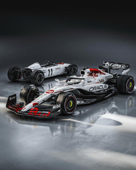 SousInvesti's tweet photo. 🚨 OFFICIEL : Red Bull dévoile une livrée spéciale pour le #JapaneseGP !

La RB20 rend hommage à la légendaire Honda RA272, première F1 japonaise victorieuse en 1965. Une déco blanche et rouge iconique pour célébrer l’histoire commune avec Honda.

#F1 #SousInvestigation https://t.co/dig2tI8qJK