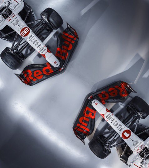 SousInvesti's tweet photo. 🚨 OFFICIEL : Red Bull dévoile une livrée spéciale pour le #JapaneseGP !

La RB20 rend hommage à la légendaire Honda RA272, première F1 japonaise victorieuse en 1965. Une déco blanche et rouge iconique pour célébrer l’histoire commune avec Honda.

#F1 #SousInvestigation https://t.co/dig2tI8qJK