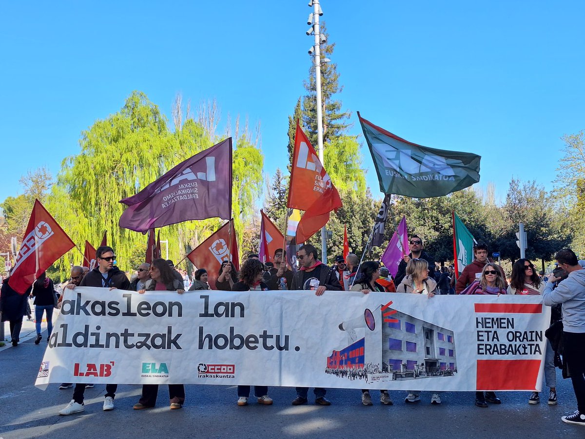 ELAHezkuntza's tweet photo. ✏️ IRAKASLEAK: ZORTZIGARREN GREBA EGUNA 🔥

Abiatu dira manifestazioak Gasteiz, Donostia eta Bilbon.

HAU GELDIEZINA DA, KALEAK GORAINO DAUDE! GURE ALDARRIKAPENAK OZEN ENTZUTEN ARI DIRA!!

#GREBARA #PublikoaIndartu https://t.co/Uj4tEMH2GY