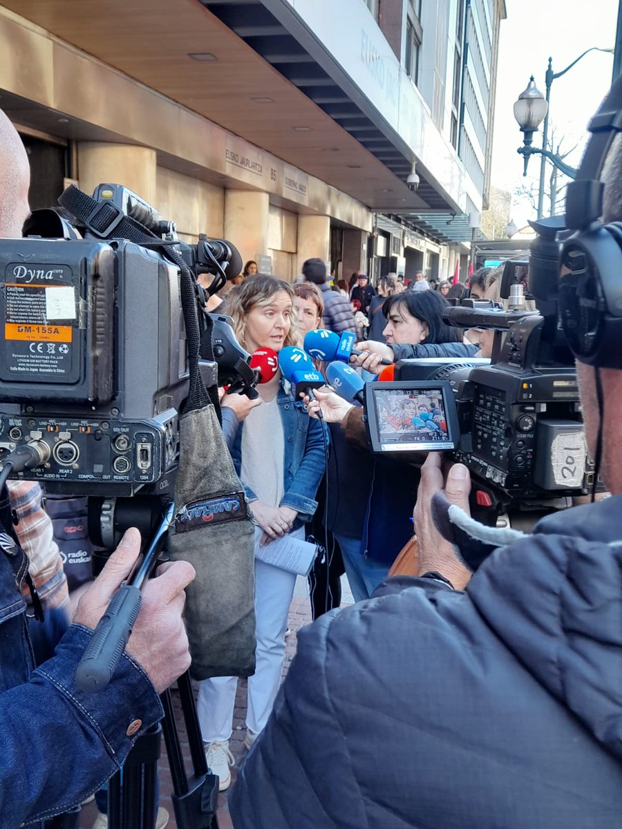 ELAHezkuntza's tweet photo. ✏️ IRAKASLEAK: ZORTZIGARREN GREBA EGUNA 🔥

Abiatu dira manifestazioak Gasteiz, Donostia eta Bilbon.

HAU GELDIEZINA DA, KALEAK GORAINO DAUDE! GURE ALDARRIKAPENAK OZEN ENTZUTEN ARI DIRA!!

#GREBARA #PublikoaIndartu https://t.co/Uj4tEMH2GY
