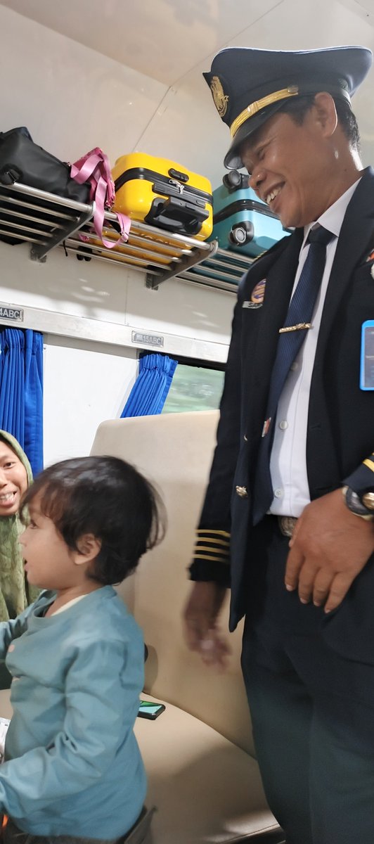 saifulhadi1404's tweet photo. Perjalanan mudik sangat nyaman bersama pak kendektur yang sangat ramah ke anak-anak ... #airlangga
#mudik2025 https://t.co/fjcyeL0CUu