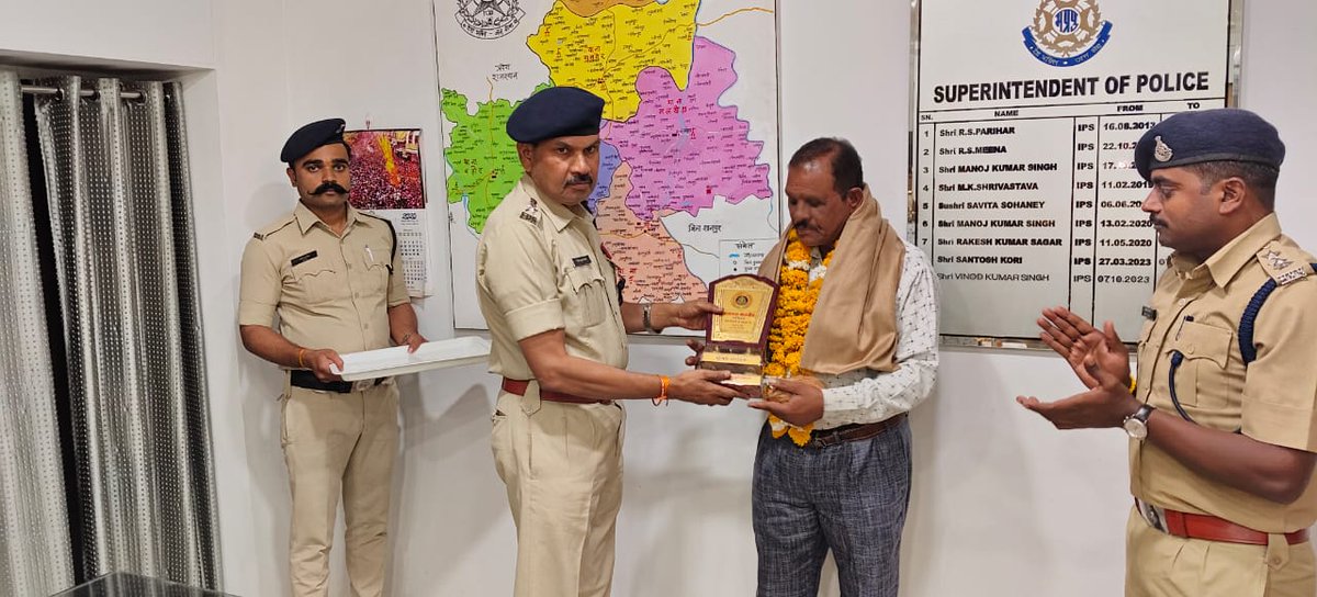 SP_AgarMalwa's tweet photo. "पुलिस अधीक्षक कार्यालय में उपनिरीक्षक रामलाल मालवीय का सेवानिवृत्ति सम्मान समारोह आयोजित किया गया। 38 वर्षों की सेवा में कर्तव्यनिष्ठा और समर्पण से पुलिस विभाग को गौरवान्वित किया। उनके योगदान को हमेशा याद किया जाएगा। 
#Sevanivritti 
#PoliceService 
#Agarmalwa 
#SaluteToService https://t.co/EIGhUpCLA8