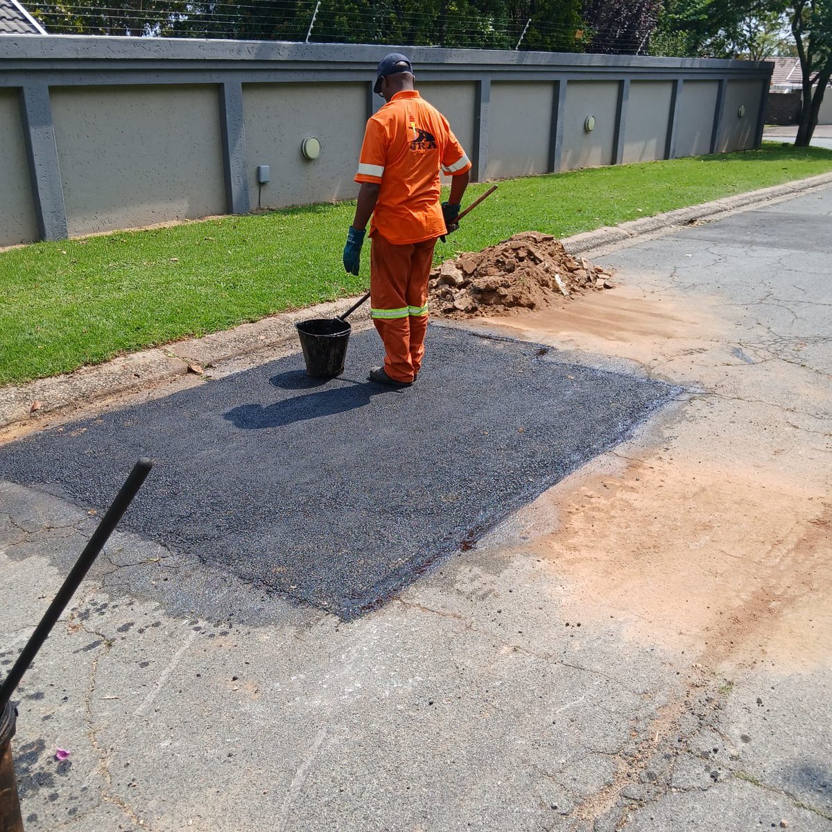 MyJRA's tweet photo. #RegionalOperations #RoadSafety Pothole patching done in Gallo Manor at no. 28 Canterbury Crescent. https://t.co/xFonXYTzm9