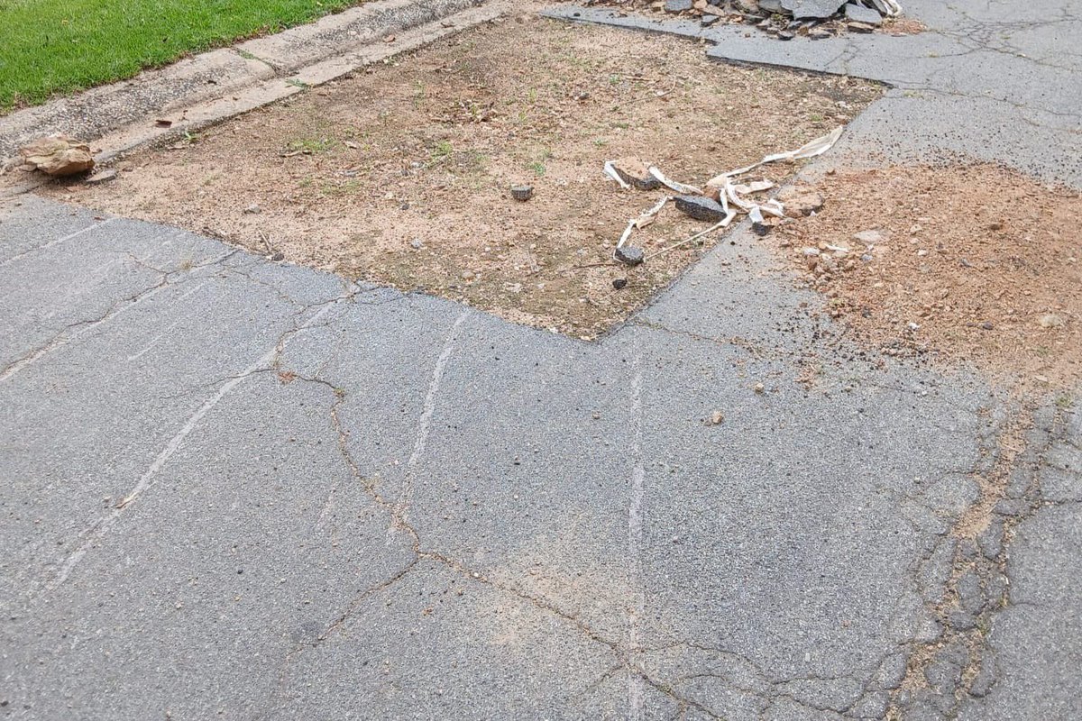 MyJRA's tweet photo. #RegionalOperations #RoadSafety Pothole patching done in Gallo Manor at no. 28 Canterbury Crescent. https://t.co/xFonXYTzm9