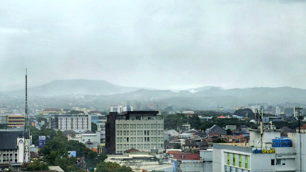 andjarf's tweet photo. Bandung diguyur hujan walau gerimis. Terlihat gunung Tangkuban Perahu di latar belakang. https://t.co/pAAWVfzGVv
