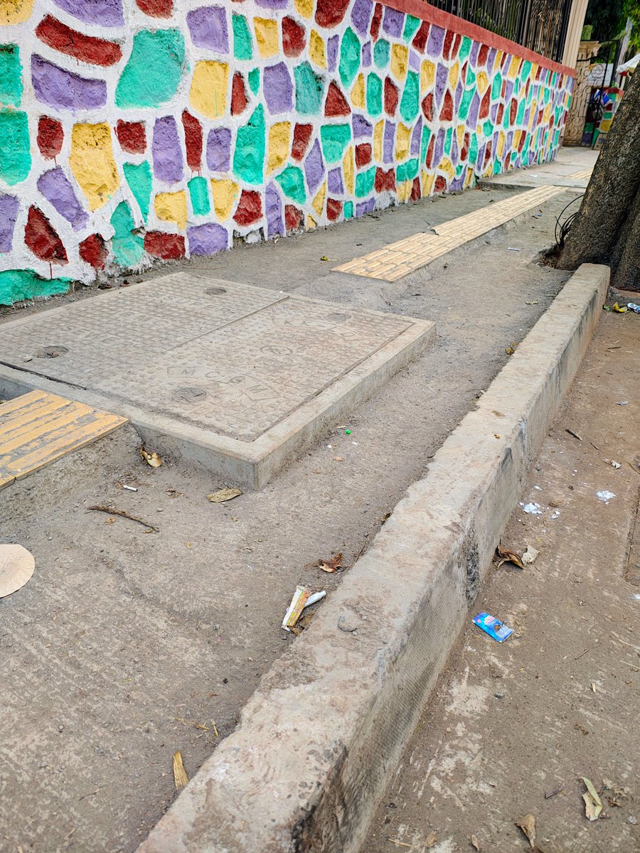 src916's tweet image. This is outside public garden near Panchsheel Heights, Mahavir Nagar, Kandivali West. Senior Citzens need to walk on roads rather than footpaths due to the missing footpath pavement blocks. Request to look into this @mybmcWardRC

#Kandivali #Mumbai #Borivali #MumbaiRoads #BMC