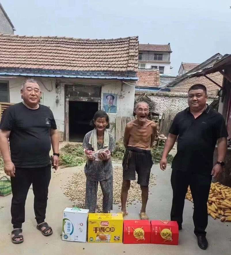 看背景门口旁的毛腊肉画像放的铁叉，如果这是在文化大革命期间妥妥的现行反革命罪，要被戴上高帽子脖子上挂上牌子去批斗了。作为回报在习皇陛下的黑共领导下能笑的这么开心也真不容易，看表情真的是发自内心。看旁边俩人一脸横肉，妥妥的流氓和土匪像，共匪治理下的中国是无数的悲哀。