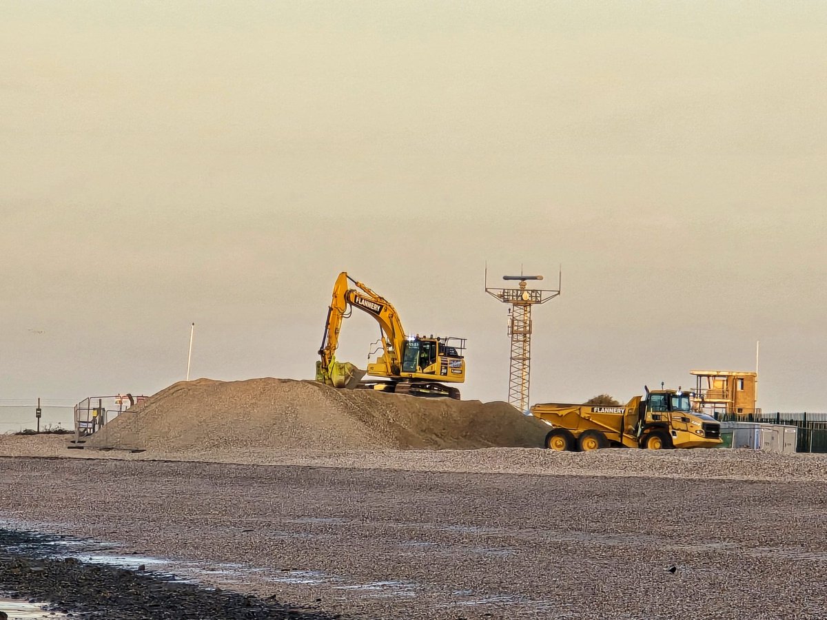 johnoflynnEA's tweet photo. #EastHantsFieldTeam taking stockpiled shingle from #RiverAlver outfall & placing it infront of the sea wall along the frontage.This reduces our future maintenance work & protects #Alverstoke residents from flooding/erosion.#floodaware @GosportCouncil @cllrzoehuggins @hantsconnect https://t.co/j7tvVaDWMq