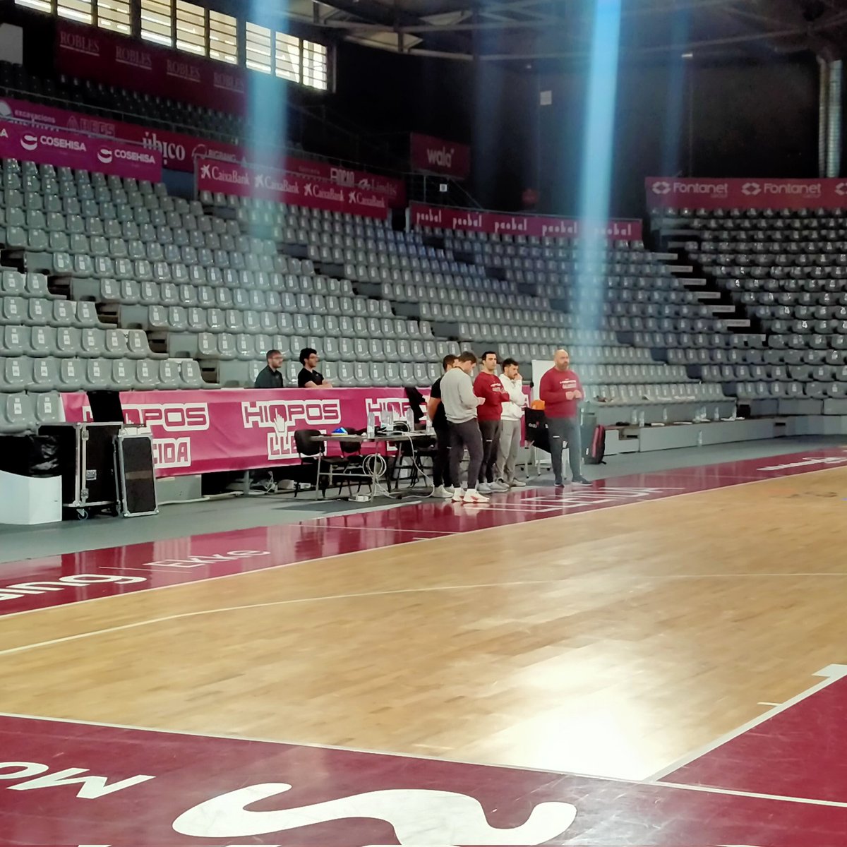 David Bachiller (@davidbatxiller) on Twitter photo Bon ambient en l'entrenament del Hiopos Lleida després de guanyar el Manresa i per preparar el duel contra el Breogán. #esports #basquet #acb #lleida Bon ambient en l'entrenament del Hiopos Lleida després de guanyar el Manresa i per preparar el duel contra el Breogán. #esports #basquet #acb #lleida