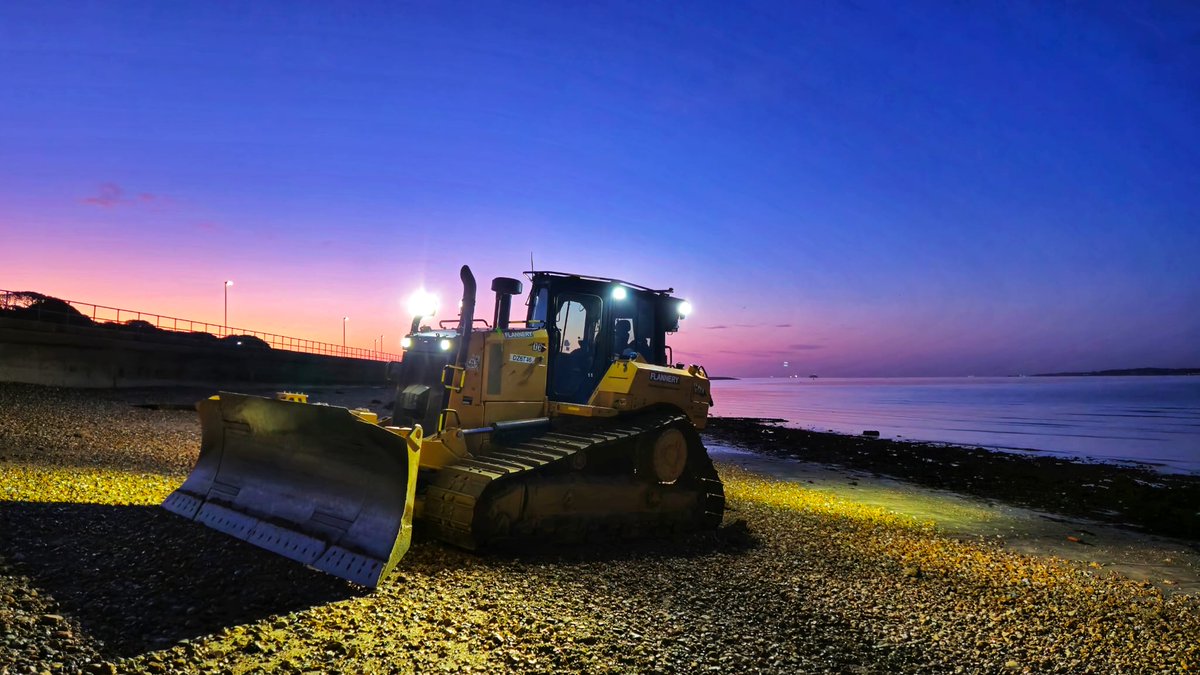 johnoflynnEA's tweet photo. #EastHantsFieldTeam taking stockpiled shingle from #RiverAlver outfall & placing it infront of the sea wall along the frontage.This reduces our future maintenance work & protects #Alverstoke residents from flooding/erosion.#floodaware @GosportCouncil @cllrzoehuggins @hantsconnect https://t.co/j7tvVaDWMq