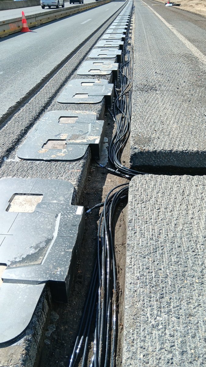 CeremaCom's tweet image. 🚗🔌#Recharger son #véhiculeélectrique sans contact sur l’autoroute &amp;amp; en roulant : une 1ère mondiale bientôt testée en France sur une route ouverte à la circulation
Projet #Chargeasyoudrive mené par @VINCIConstrucFR, #Hutchinson, @Bpifrance, le #Cerema, l&apos;#UniversitéGustaveEiffel