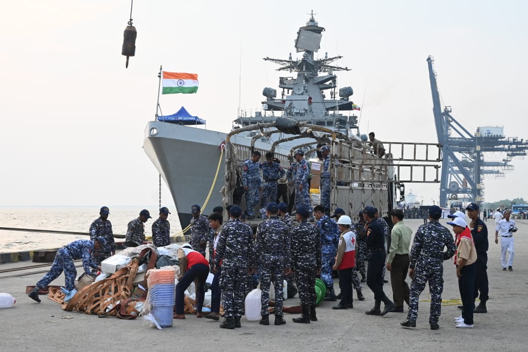 indiannavy's tweet photo. #OperationBrahma
#INSSatpura & #INSSavitri carrying approx 40 tons of relief material arrived Yangon on #31Mar 25.
As the first responder region, #IndianNavy remains steadfast in its resolve to provide aid and succour to those affected in #Myanmar.
🇮🇳🇲🇲 #BridgesofFriendship https://t.co/UC4isfPMuy