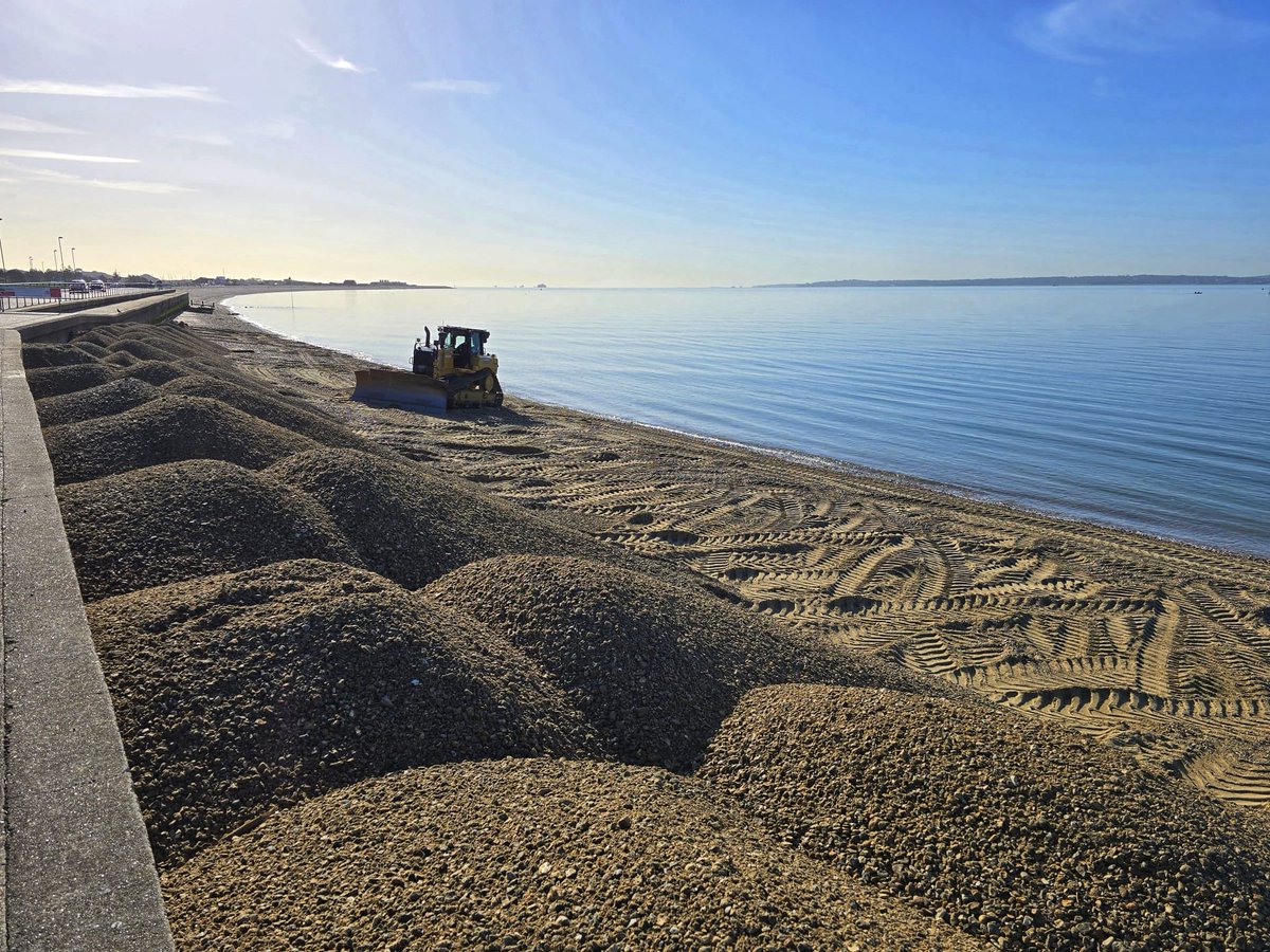 #EastHantsFieldTeam taking stockpiled shingle from #RiverAlver outfall &amp; placing it infront of the sea wall along the frontage.This reduces our future maintenance work &amp; protects #Alverstoke residents from flooding/erosion.#floodaware <a href="/GosportCouncil/">Gosport Borough Council</a> <a href="/cllrzoehuggins/">Cllr.ZoeHuggins</a> <a href="/hantsconnect/">Hampshire County Council</a>