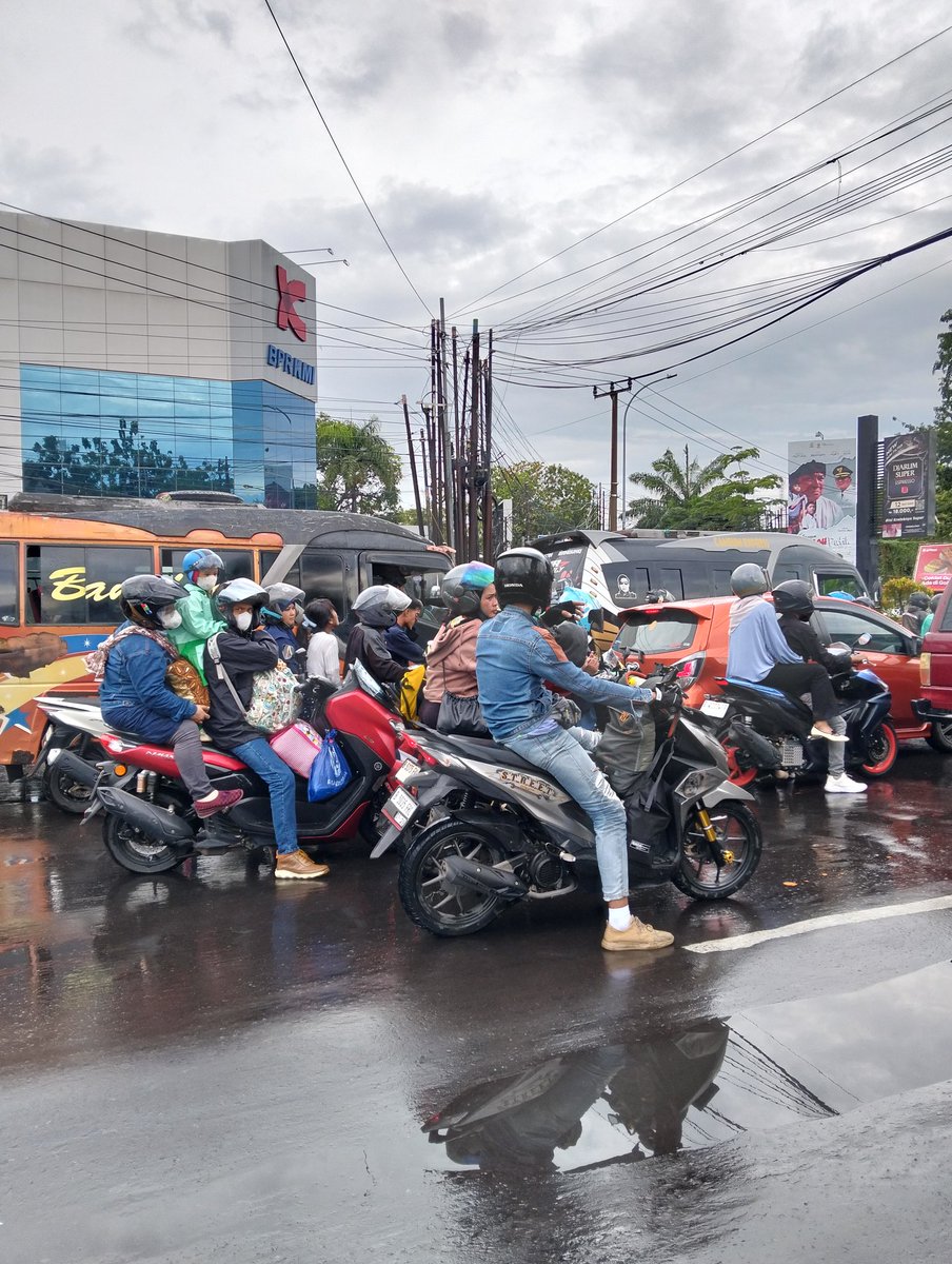 Hari kedua lebaran idul Fitri 1446 Hijriyah terpantau sejumlah pemudik masih memadati jalur Pantura Kota Cirebon arah Jawa tengah, Selasa (1/4/2025)
#mudik #idulfitri #lebaran #kotacirebon