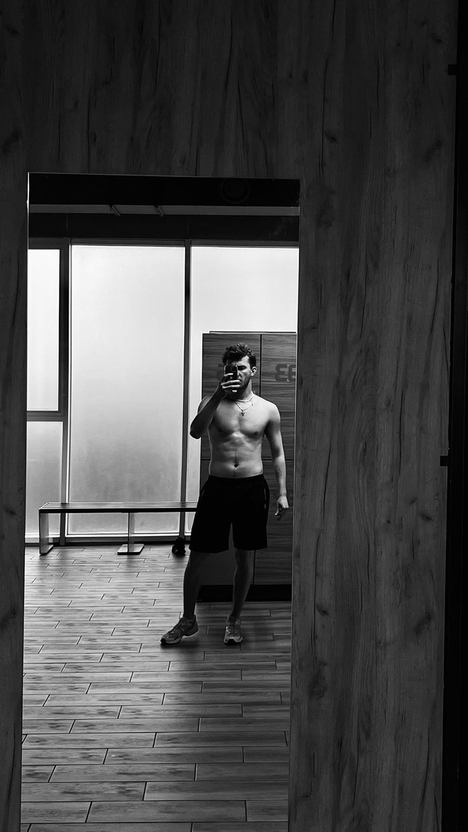 iosilli's tweet image. Не понеділок і не пʼятниця, але весняно хтива😈