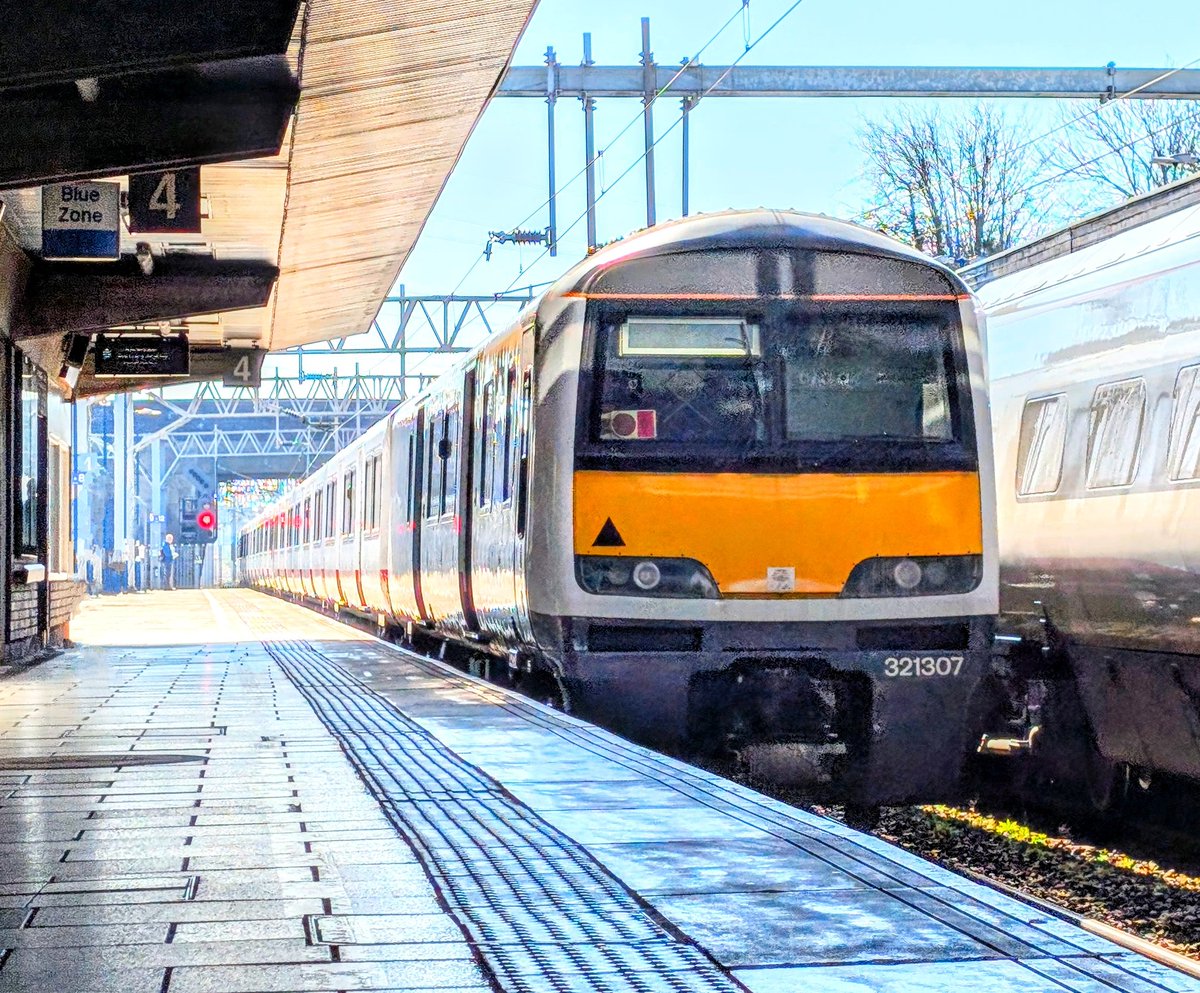 DownOnTheStour's tweet photo. This ain't no fool 😭

37800 takes a pair of Renatus 321s off to Newport for scrapping. Another set of Dusty Bins off to the Bin 💀

#DOTS #railwayphotography #trainphotography #class37 #dustybin #class321 #stafford https://t.co/Qi8mESHkuB