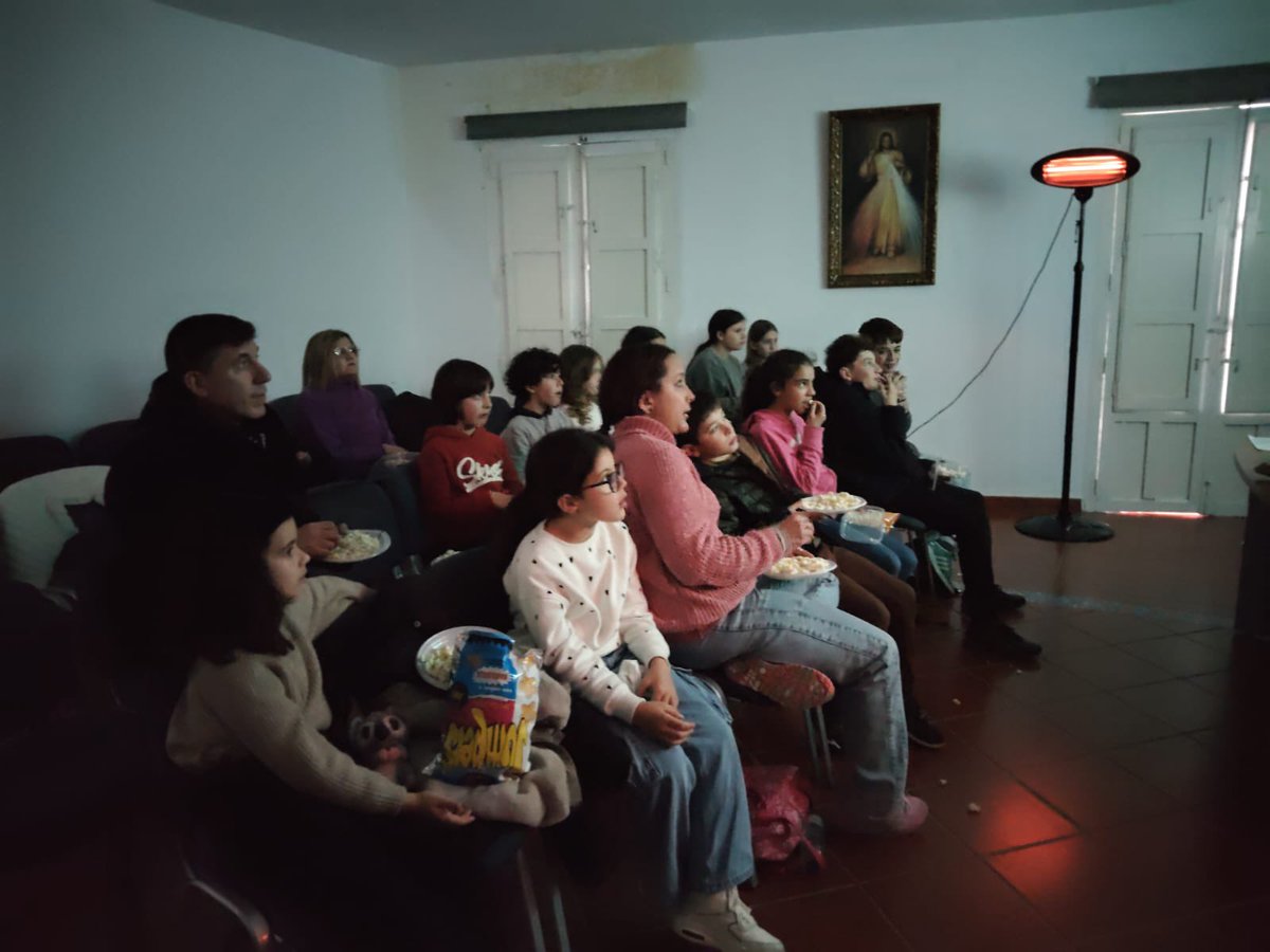 santamarinacc's tweet photo. Video forum en la Parroquia de Santa Marina de Cañaveral aprendiendo valores por medio de escenas de películas para vivir la Cuaresma con profundidad y espíritu cristiano. https://t.co/d7FzEp4l5H