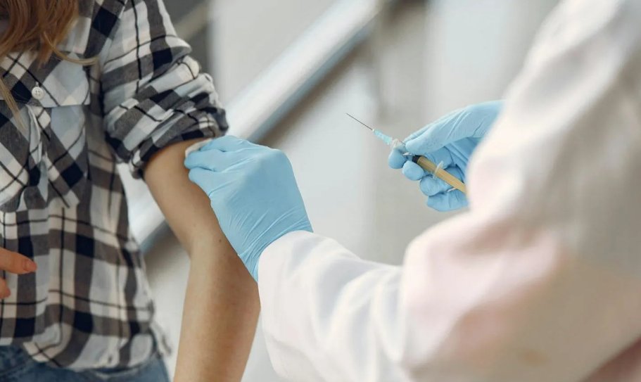 UoB School of Infection, Inflammation & Immunology (@uobinfectionsch) on Twitter photo New research led by Dr <a href="/low_helen/">Helen Parry 💙</a> reveals #Cancer patients on BTKi therapy can safely continue treatment & receive a #COVID vaccination, as pausing therapy does not affect antibody response to the vaccine.
➡️Full news article: bit.ly/4lcF06Q New research led by Dr <a href="/low_helen/">Helen Parry 💙</a> reveals #Cancer patients on BTKi therapy can safely continue treatment & receive a #COVID vaccination, as pausing therapy does not affect antibody response to the vaccine.
➡️Full news article: bit.ly/4lcF06Q