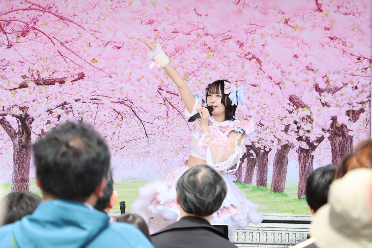 3月29日・30日、旭化成（株）鈴鹿製作所敷地内で、鈴鹿さくら祭り2025が開催されました。
今年で通算12回目となる同祭りでは、桜が咲く敷地内で、津軽三味線やご当地アイドル桜月愛花さんによるステージ発表、37つの屋台の出店、盆踊りなど多くの催しが行われました。
