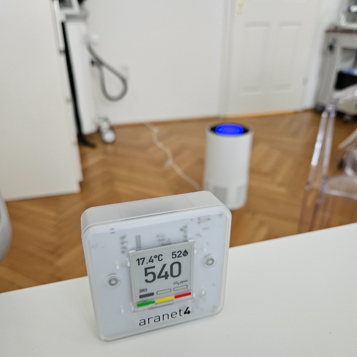 Seit heute gibt es zusätzlich verbessertes Monitoring der Luftqualität in der Ordination.

Die neue Ordination in 1150 Wien (ab Juni) ist natürlich ebenfalls mit Luftreinigern ausgestattet.