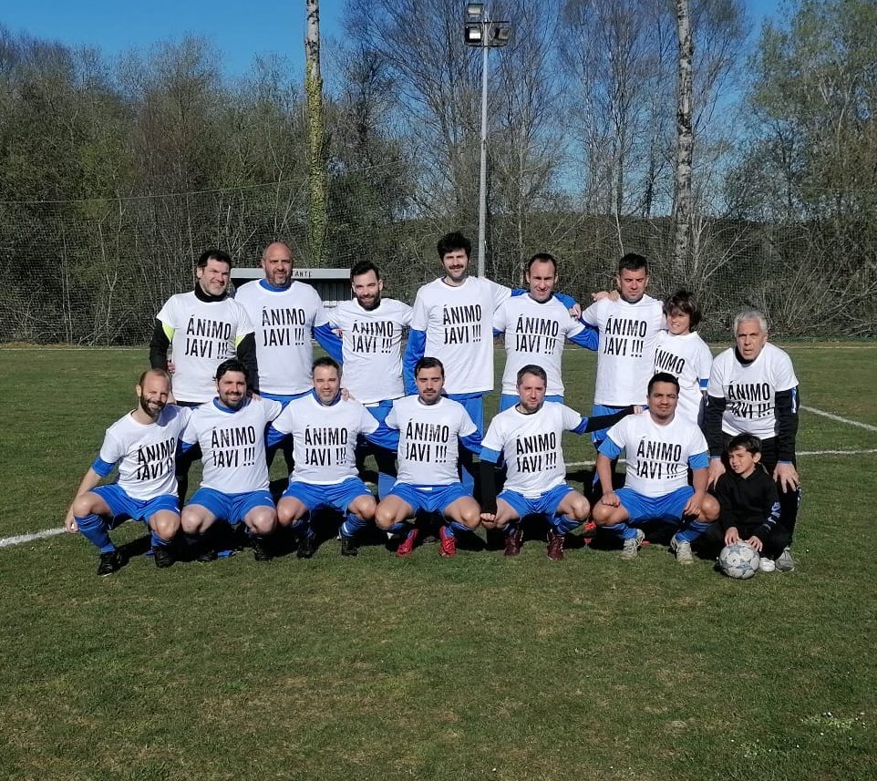 stamargaritasd's tweet photo. ⚽ En el partido de este pasado fin de semana los Veteranos salieron al campo con un mensaje de ánimo para Javi García, que se encuentra recuperándose de una lesión de larga duración 🩹
#forzasanta #familia #desde1947 💙🤍 https://t.co/7ij6ppxqlU
