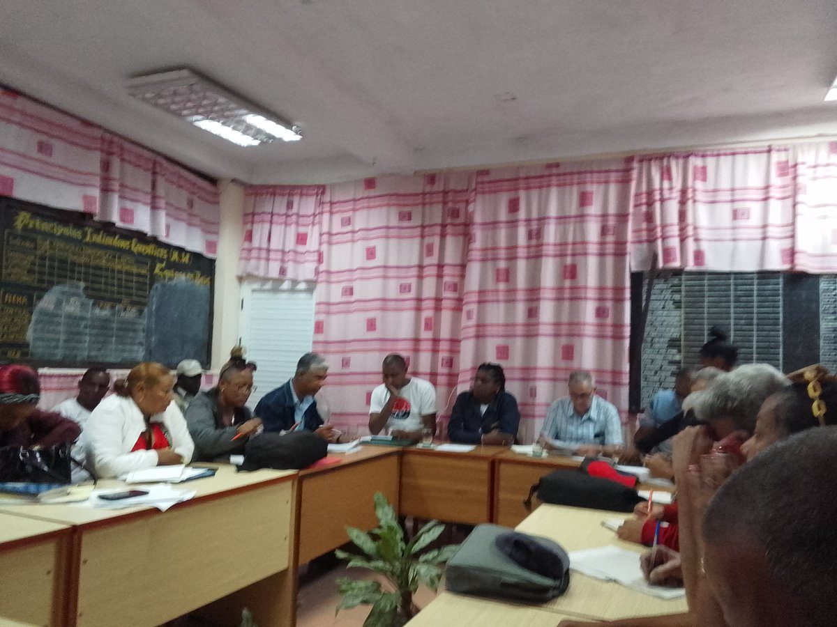 Al amanecer de este martes, visitamos el central Paquito Rosales, en San Luis,
junto a <a href="/ManuelFalconH/">Manuel Falcón Hernández 🇨🇺</a>, gobernador de #SantiagoDeCuba.
Como parte del recorrido, chequeamos los aseguramientos y la marcha de la zafra azucarera.
#GenteComprometida 
#CubaVencerá