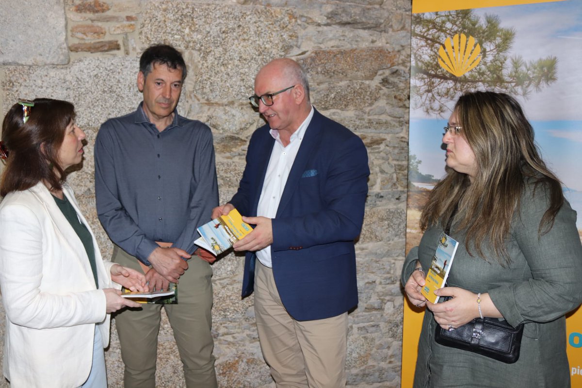 Onte demos un pasiño máis. En xaneiro, e nun escenario tan importante como FITUR, presentamos o catálogo de peregrinacións por mar. 

Hoxe, turno para a primeira guía escrita. Un exemplar imprescindible, elaborado polo historiador e gran coñecedor do camiño, Antón Pombo.