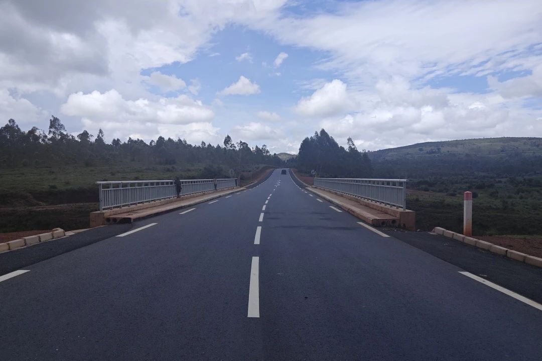 akezanet's tweet photo. 🔴🚧La « 𝗖𝗵𝗶𝗻𝗮 𝗖𝗼𝗺𝗺𝘂𝗻𝗶𝗰𝗮𝘁𝗶𝗼𝗻𝘀 𝗖𝗼𝗻𝘀𝘁𝗿𝘂𝗰𝘁𝗶𝗼𝗻 (@CCCCLTDofficial) » confirme que la RN16, Bururi-Gitega vient de passer à l'inspection finale. 

Cette route de 34,52 km améliore déjà l’infrastructure de transport du Burundi, renforçant la connectivité entre les provinces de Gitega et Bururi, tout en stimulant l'économie et le développement locale. Une étape importante pour la croissance régionale !

Cette route traverse les communes de Bururi, Songa et Matana en @Province_Bururi  et les communes de Ryansoro et Buraza en province de @Gitega.

Qui connaît la route? 

#lesbeautesdecheznous #akezanet #infrastructure #Burundi @BurundiGov @FinancesBdi @MinCommerce @MENRS4 @minergiemine1 @MielsBurundi @BMineagrie @MinEACJSCBdi @MAEBurundi @MininterInfosBi @GenreMinistere @MFPTE_bdi @mincotim @MiniJustice_BDI @mspls_bdi @fdnbbi @NtareHouse