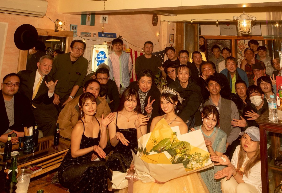 aiharamisaking's tweet photo. 2025年3月30日を持って、芸能活動を終了いたしました。
まず初めに15年間、グラビアアイドルとしての活動を
支えてくれたすべてのファンの皆様、本当にありがとうございました。

どんな時も変わらず応援し、私のことを信じてくれた
みんなのおかげで私はここまで歩んでくることができました。
皆さんの温かい言葉や応援のメッセージが、何よりの支えでした。心から感謝の気持ちでいっぱいです。

私が15歳でこの道に足を踏み入れた時
バラエティや演技、なにも上手くできなかった私を応援してグラビアアイドルにしてくれたのは他でもないみんなのおかげです。

何者でもなかった私をアイドルとして、そして一人の女性として成長させてくれたのは、みんなの力だったと思います。
応援してくれるファンがいるからこそ、私はアイドルとしての自分を信じ少しずつ成長することができました。本当に、みんなの温かさに支えられた15年間でした。

また、芸能界で出会った仲間たちにも心から感謝しています。けりーちゃん、まりさちゃん、りらちゃん本当にありがとう。
楽しいこともたくさんあったし、一緒に泣きながら乗り越えたつらいこともあったよね。
当時何もできないいつも怖がってばかりいた私を引っ張っていってくれたのは他でもない３人がいてくれたからだよ。３人がいてくれたからどんな時も頑張れたしこれからも頑張れるよ！
この出会いは私の人生において、何にも代えがたい宝物です。

そして、どんな時も私を見守り、支えてくれた幼馴染のひーちゃん、いつも味方でいてくれたお兄ちゃん、家族には言葉では表しきれないほどの感謝の気持ちでいっぱいです。

私は同世代の子よりはやく仕事をすることになり、不安に感じることもありました。
それでも、北千住に帰ればいつもひーちゃんが一緒にいてくれたよね。地元の温かさ、そして家族の無償の愛が私を支えてくれました。
はじめて演技の仕事をした時、本当にできなくて泣きながらひーちゃんに電話したことがあったよね。そんなときいつも優しくみさが一番だよ！一番可愛いよ！と言ってくれたことずっと忘れないよ。

そして、引退パーティに来てくれたみんな！
私の最後の時間を一緒に過ごしてくれて、本当にありがとう。
私がみんなを楽しませて感謝をめいいっぱい伝えたかったのに、みんなが私を楽しませて感謝をたくさん伝えてくれたね。
みんなの笑顔を見てどれだけ幸せだったか、私がどれだけ感謝しているかが胸に溢れてきました。私がここまでやってこれたのは、みんながいたからこそで、最後まで一緒に過ごしてくれたことが何よりの宝物です。
私がこうして15年間グラビアという道を歩んでこれたのは、
間違いなくファンのみんな、お友達、家族の支えがあったからです。

私は本当に本当に幸せでした。みんながいてくれたからこそ、ここまで来ることができました。私の成長を見守り、応援し信じ続けてくれたすべての方々に、心から感謝の気持ちを伝えます。私がここに立てているのは、間違いなくみんなの愛と支えがあったからこそです。
この15年間で得たすべての経験、みんなからいただいた愛は、
私の人生の中で何よりも大切な宝物です。

これからは新しい人生の一歩を踏み出しますが、この15年間で学んだこと、経験したこと、そして皆さんからもらった愛と応援は、私の宝物です。これからの人生でも、皆さんのことを忘れることは決してありません。どんな形であれ、私は皆さんと過ごした日々を大切にし前を向いて歩んでいきます。
みんながこれからもずっと幸せでいられるよう心から願っています。

最後に、15年間本当にありがとうございました。
心からの感謝を込めて。

相原美咲