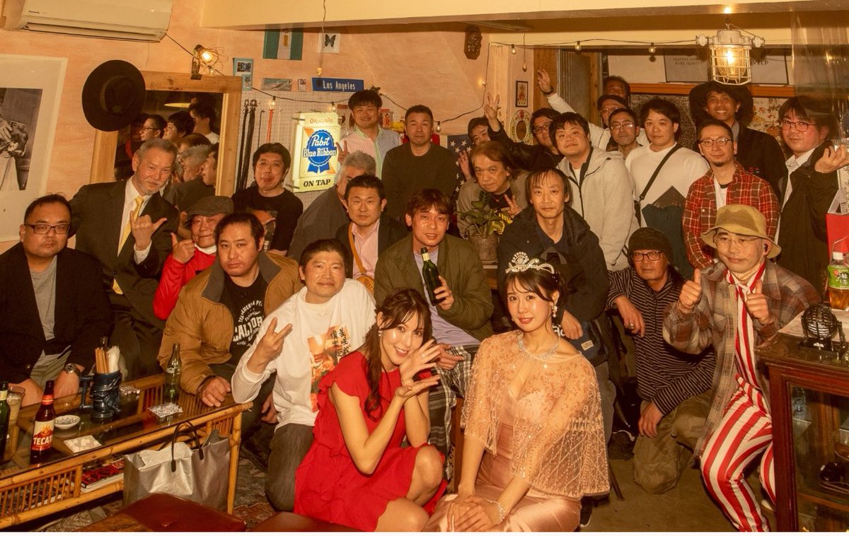 aiharamisaking's tweet photo. 2025年3月30日を持って、芸能活動を終了いたしました。
まず初めに15年間、グラビアアイドルとしての活動を
支えてくれたすべてのファンの皆様、本当にありがとうございました。

どんな時も変わらず応援し、私のことを信じてくれた
みんなのおかげで私はここまで歩んでくることができました。
皆さんの温かい言葉や応援のメッセージが、何よりの支えでした。心から感謝の気持ちでいっぱいです。

私が15歳でこの道に足を踏み入れた時
バラエティや演技、なにも上手くできなかった私を応援してグラビアアイドルにしてくれたのは他でもないみんなのおかげです。

何者でもなかった私をアイドルとして、そして一人の女性として成長させてくれたのは、みんなの力だったと思います。
応援してくれるファンがいるからこそ、私はアイドルとしての自分を信じ少しずつ成長することができました。本当に、みんなの温かさに支えられた15年間でした。

また、芸能界で出会った仲間たちにも心から感謝しています。けりーちゃん、まりさちゃん、りらちゃん本当にありがとう。
楽しいこともたくさんあったし、一緒に泣きながら乗り越えたつらいこともあったよね。
当時何もできないいつも怖がってばかりいた私を引っ張っていってくれたのは他でもない３人がいてくれたからだよ。３人がいてくれたからどんな時も頑張れたしこれからも頑張れるよ！
この出会いは私の人生において、何にも代えがたい宝物です。

そして、どんな時も私を見守り、支えてくれた幼馴染のひーちゃん、いつも味方でいてくれたお兄ちゃん、家族には言葉では表しきれないほどの感謝の気持ちでいっぱいです。

私は同世代の子よりはやく仕事をすることになり、不安に感じることもありました。
それでも、北千住に帰ればいつもひーちゃんが一緒にいてくれたよね。地元の温かさ、そして家族の無償の愛が私を支えてくれました。
はじめて演技の仕事をした時、本当にできなくて泣きながらひーちゃんに電話したことがあったよね。そんなときいつも優しくみさが一番だよ！一番可愛いよ！と言ってくれたことずっと忘れないよ。

そして、引退パーティに来てくれたみんな！
私の最後の時間を一緒に過ごしてくれて、本当にありがとう。
私がみんなを楽しませて感謝をめいいっぱい伝えたかったのに、みんなが私を楽しませて感謝をたくさん伝えてくれたね。
みんなの笑顔を見てどれだけ幸せだったか、私がどれだけ感謝しているかが胸に溢れてきました。私がここまでやってこれたのは、みんながいたからこそで、最後まで一緒に過ごしてくれたことが何よりの宝物です。
私がこうして15年間グラビアという道を歩んでこれたのは、
間違いなくファンのみんな、お友達、家族の支えがあったからです。

私は本当に本当に幸せでした。みんながいてくれたからこそ、ここまで来ることができました。私の成長を見守り、応援し信じ続けてくれたすべての方々に、心から感謝の気持ちを伝えます。私がここに立てているのは、間違いなくみんなの愛と支えがあったからこそです。
この15年間で得たすべての経験、みんなからいただいた愛は、
私の人生の中で何よりも大切な宝物です。

これからは新しい人生の一歩を踏み出しますが、この15年間で学んだこと、経験したこと、そして皆さんからもらった愛と応援は、私の宝物です。これからの人生でも、皆さんのことを忘れることは決してありません。どんな形であれ、私は皆さんと過ごした日々を大切にし前を向いて歩んでいきます。
みんながこれからもずっと幸せでいられるよう心から願っています。

最後に、15年間本当にありがとうございました。
心からの感謝を込めて。

相原美咲