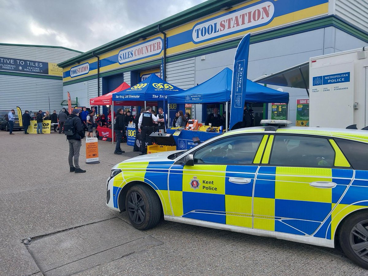 KentPolice7oaks's tweet photo. This morning, #Swanley #NeighbourhoodTaskForce joined @MPSSidcup at a vehicle/tool theft crime prevention stand. Issuing free Selecta DNA marking kits and giving out crime prevention advice. ^TB https://t.co/nBOi4CE1db