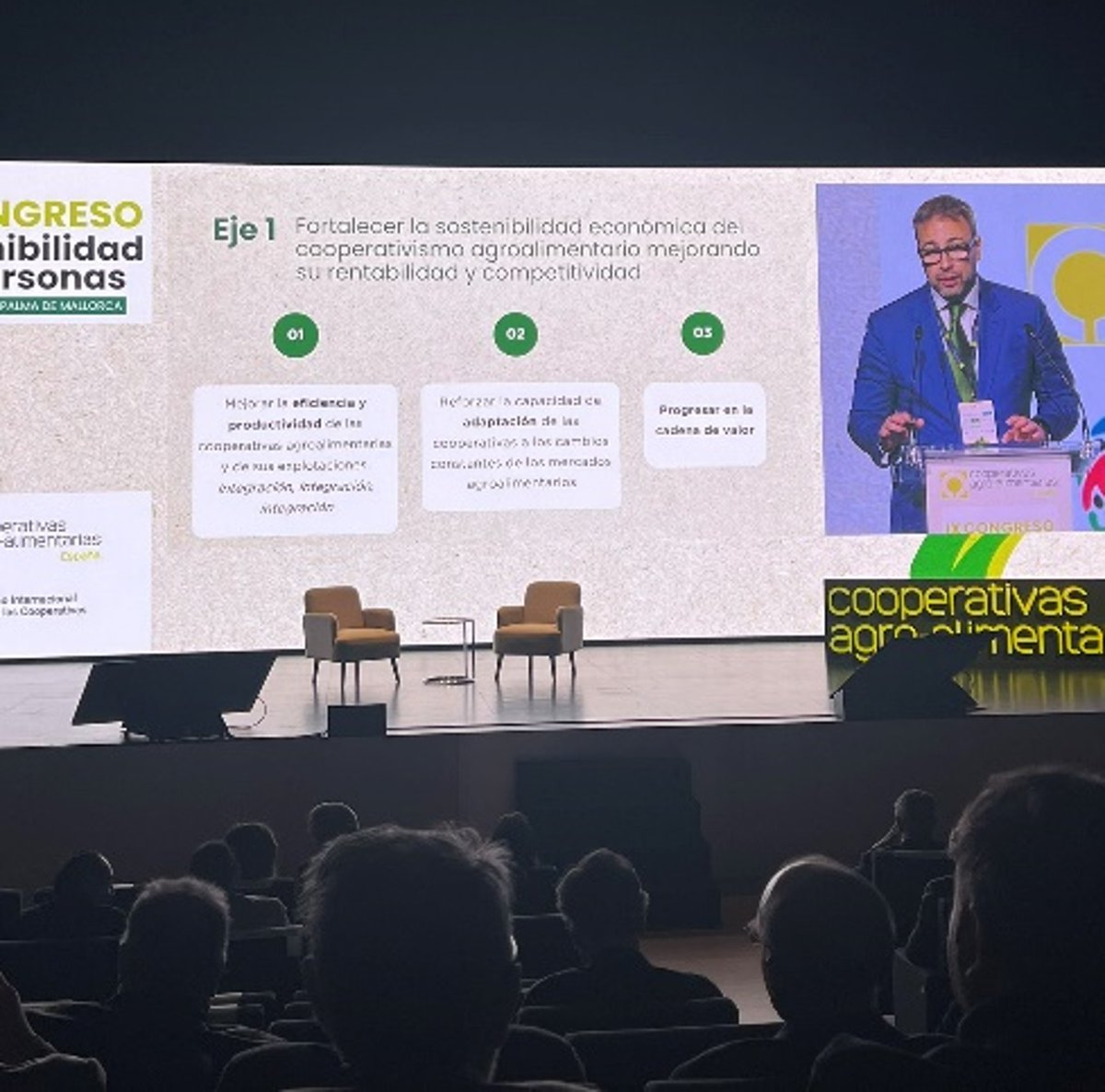 🔵<a href="/GabrielTrenzado/">Gabriel Trenzado</a>, DG de nuestro socio <a href="/CoopsAgroES/">Cooperativas Agro-alimentarias de España</a>, explicaba en #CongresoCoops el Plan Estratégico del Cooperativismo Agroalimentario Español 25-28

🎯Contó con una hoja de ruta que refuerza la posición del #CoopAgro, asegurando capacidad de evolución y liderazgo a largo plazo