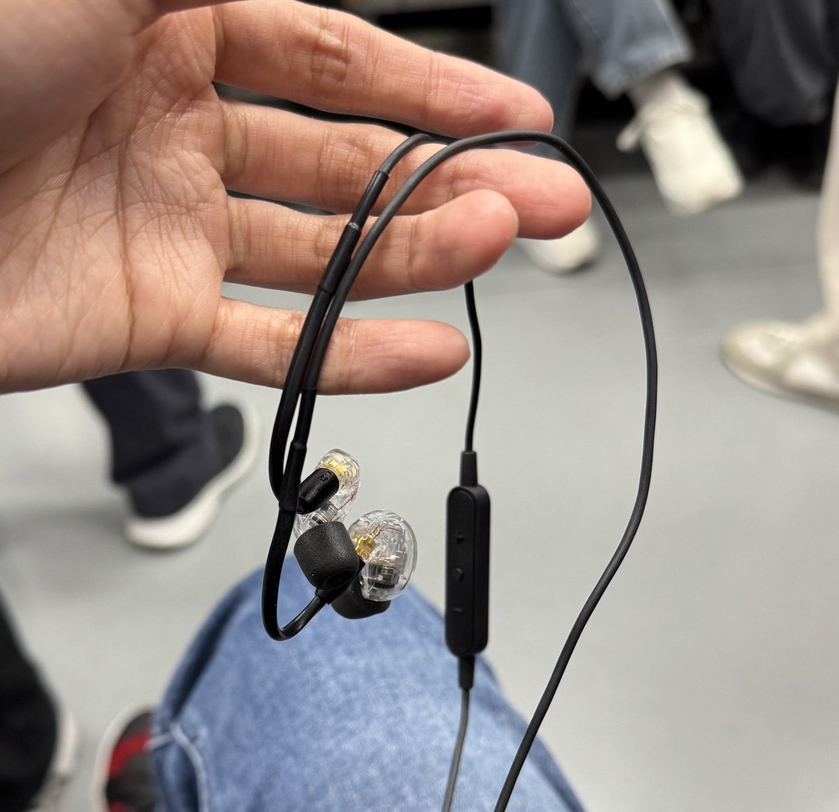 줄 이어폰이라는 걸 쓰기 시작했습니다. 폰에서 직접 전기를 공급 받기 때문에 충전이 필요 없는 혁신적인 제품입니다. 블루투스로 연결될 필요가 없으니 무선 통신 특유의 잡음이나 열화가 발생하지도 않고 가격 대비 뛰어난 음질을 보장합니다. 기술의 발전을 실감할 수 있는 제품입니다.