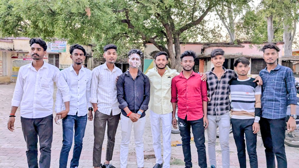 ptSaurabh08's tweet photo. #ह्र्दय_प्रिय छोटे भाई मेरे कोहिनूर भाई Vishal Singh जी का जन्मदिन केक काटकर गौर ब्लाक में मनाया गया पुनः आपको जन्मदिन की बहुत बहुत बधाई एवं अपरिमित शुभकामनाएं।💐

भगवान बजरंगबली जी आपकी सारी मनोकामनाएं पूर्ण करें। https://t.co/AinrEgCagp