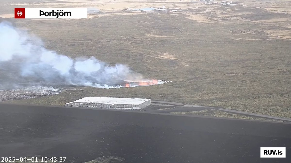 Un geólogo en apuros 🏳️🌈 (@geologoenapuros) on Twitter photo La fisura continua abriéndose hacia el Sur y ya ha adelantado al invernadero que está justo al límite con la barrera defensiva de Grindavík. La fisura continua abriéndose hacia el Sur y ya ha adelantado al invernadero que está justo al límite con la barrera defensiva de Grindavík.