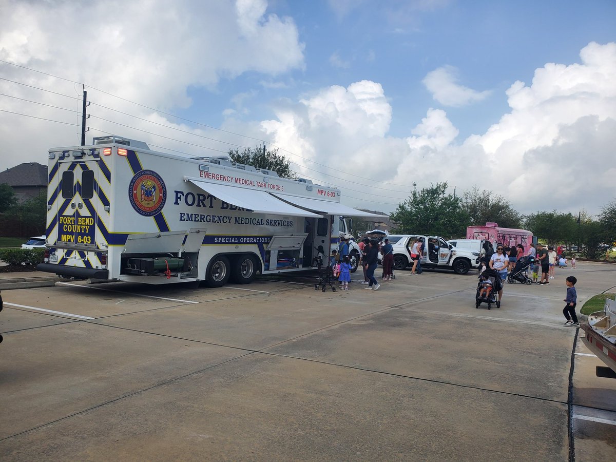 mpv603's tweet image. MPV6-03 recently attended a touch-a-truck event in the Sienna community. Paramedic Weber said this seemed liked the busiest event he’d ever worked. Thanks for having us out! 🚑