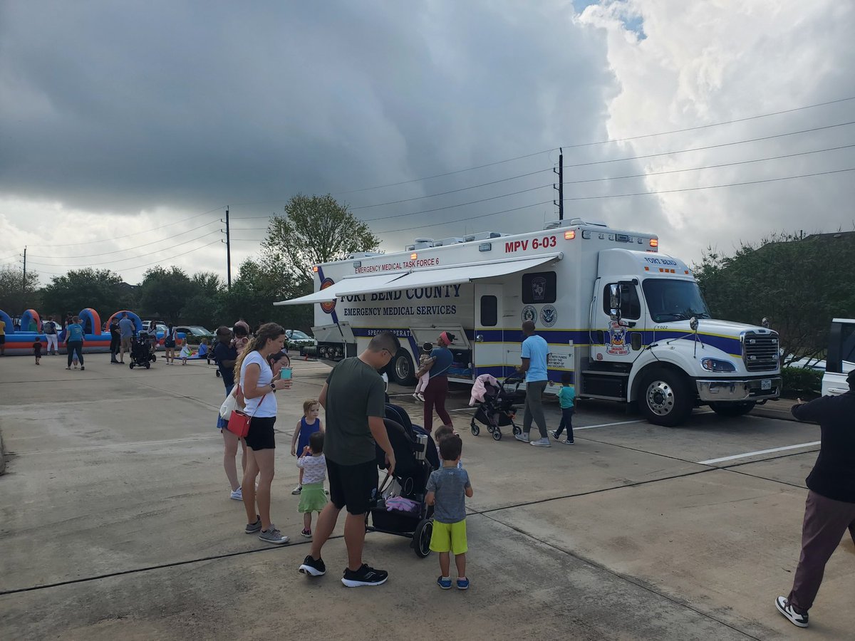 mpv603's tweet image. MPV6-03 recently attended a touch-a-truck event in the Sienna community. Paramedic Weber said this seemed liked the busiest event he’d ever worked. Thanks for having us out! 🚑