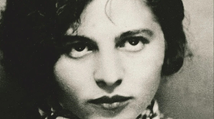 Heute um 18.30 Uhr in der Bibliothek Bläsi: «Literatur am Abend» zu Mascha Kaléko
#literaturspur #gggbibliothekbläsi #gggstadtbibliothekbasel #kaleko #literatur #lyrik
(Bild: Cover: Mascha Kaléko: Die paar leuchtenden Jahre, dtv)
stadtbibliothekbasel.ch/de/veranstaltu…