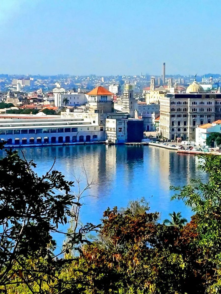 Buenos días para todos, bienvenido abril.
"Una gota de pura valentía vale más que un océano cobarde".
Miguel Hernández
#Cuba