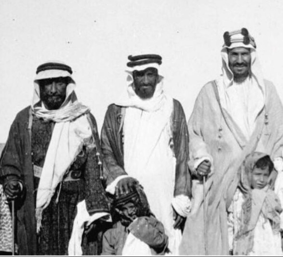 الشيخ/ فيصل بن حزام بن حشر آل عاصم #قحطان واستشارة حربية في معركة جراب 🚨

روي عن الشيخ/ وليد بن شوية السبيعي بعض أحداث ما قبل معركة جراب بين الملك عبدالعزيز و ابن رشيد ، فيقول: (حين ذلك تدخّل الشيخ فيصل بن حشر وقال للملك عبد العزيز:
عندك لافي بن معلث الدياحين، وعندك سطام أبو