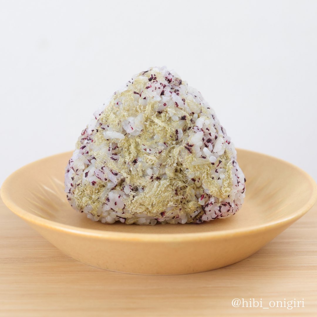 hibi_onigiri's tweet photo. 「ゆかりおにぎり」はとろろ昆布を加えると旨みがアップします。食物繊維＆ミネラル豊富で栄養面もうれしい。 https://t.co/FlnN0cucmI