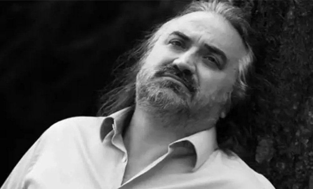 Oturdum çocuk gibi ağlıyorum.
Yaktın ciğerimizi Volkan abim...
Seni hiç unutmayacağım 🥺#volkankonak