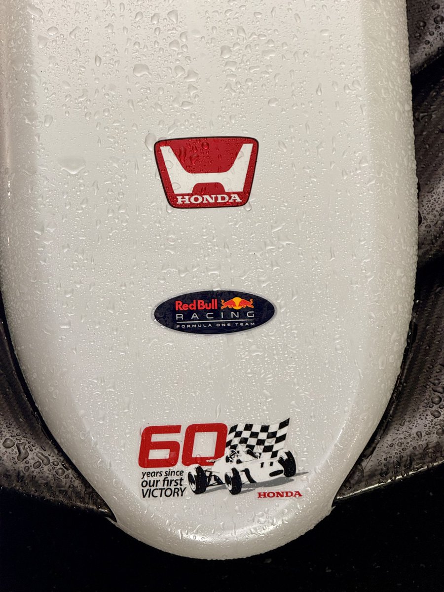 sascha348's tweet photo. F1 Redbull Special Livery
いち早くレッドブルのF1日本GP用のスペシャルカラーリングを
ひと足早く見させていただきました！
なんと #HONDA のロゴがノーズもサイドも
RA272オマージュの昔のロゴ！アツい！！
#f1jp #f1dazn @redbullmotorJP @redbullracing @redbulljapan @HondaJP @HondaJP_Live https://t.co/SwZwPkrG2l