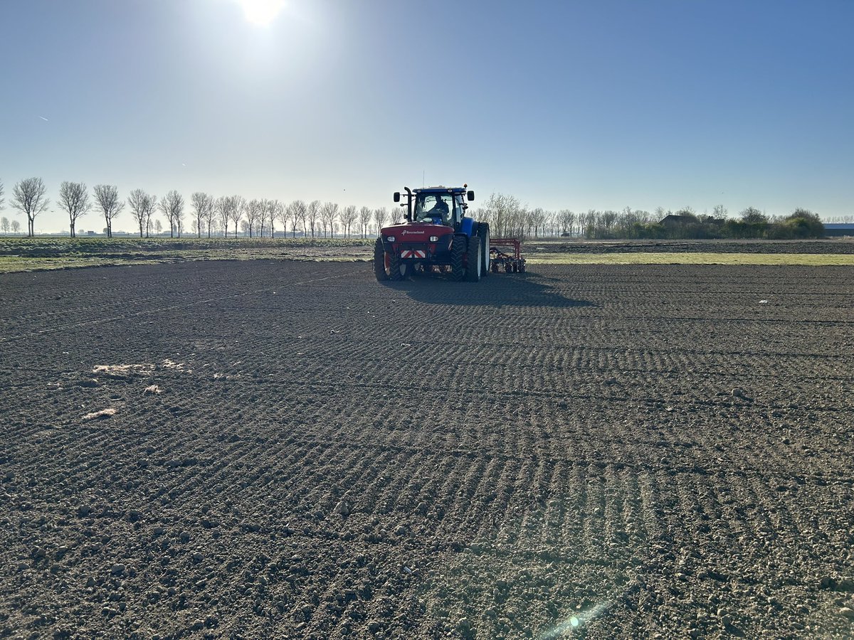 Vanmorgen 01-04-2025 suikerbieten gezaaid, en echt het is GEEN grap. Bijna de laatste op #flakkee #suikerbieten #akker #oogst2025 demo <a href="/iperen_nl/">Van Iperen</a> Oude Tonge. Ondanks de droge omstandigheden de meeste zaden in het vocht kunnen zaaien! Verder NTS-27% in de grond gebracht! #stikstof