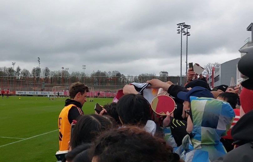 #Müller-Mania nach dem öffentlichen Training des #FCBayern.