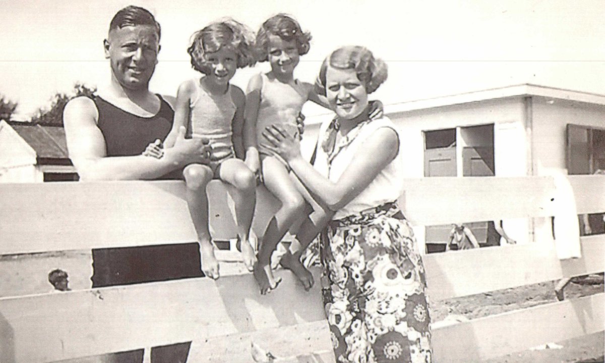 1 April 1928 | Twin Dutch Jewish girls, Rosa and Anna Parser, were born in Amsterdam. 

They were murdered in a gas chamber in #Auschwitz II-Birkenau together with their mother Esther on 8 September 1942. Their father George perished in #Auschwitz on 20 August 1943.