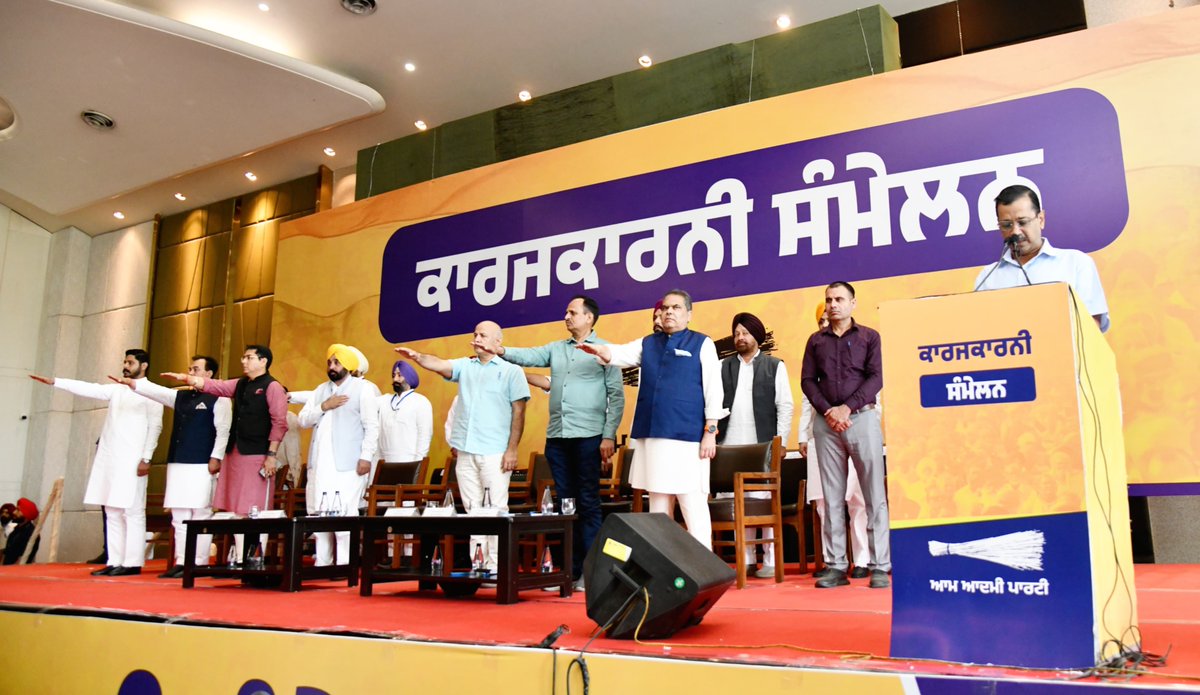 ArvindKejriwal's tweet photo. आज लुधियाना में पार्टी के सभी कार्यकर्ताओं, विधायकों और सभी ओहदेदारों से मुलाक़ात की। पंजाब में नशे के ख़िलाफ़ हमारी जंग जारी है। हम सबने मिलकर ये प्रतिज्ञा ली है कि पंजाब से नशा खत्म करके रहेंगे। 

नशा तस्करों को हमारा साफ़ संदेश है- या तो पंजाब में नशा बेचना बंद कर दो या फिर पंजाब छोड़ दो। आम आदमी पार्टी की सरकार नशा बर्दाश्त नहीं करेगी।