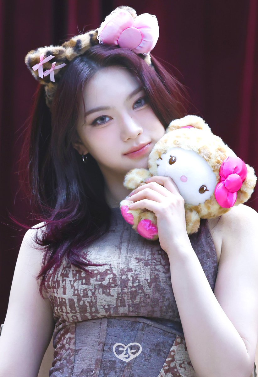 staycisa's tweet photo. @Gunweok meeee? the only meow meow? https://t.co/bocimAeKOi
