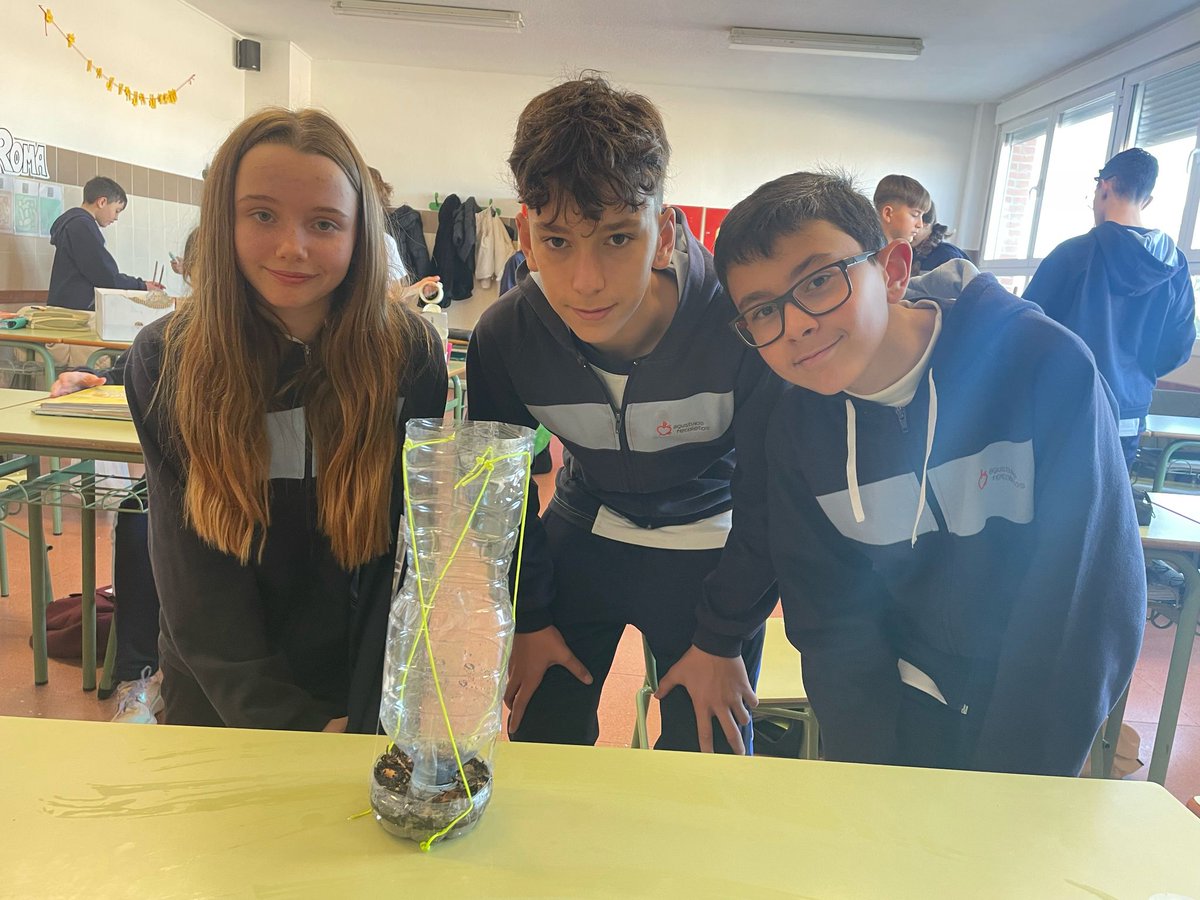 AgustinosGuadal's tweet photo. 🌱💡 En Tecnología, nuestros alumnos de 1º de ESO han creado un sistema de riego para cuidar las plantas de clase. ¡Y han crecido increíblemente! 🚰✨ #TecnologíaSostenible #AprenderCreando https://t.co/oq9Sgc3aQg
